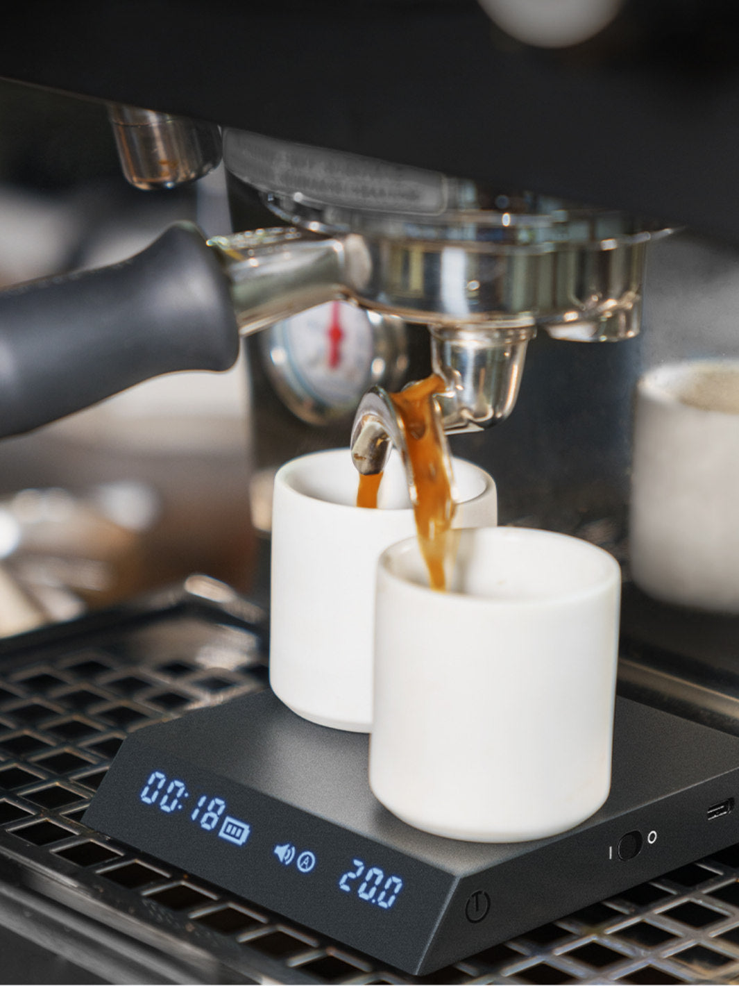 I love this scale (Timemore Black Mirror nano), in my opinion it is better  than a Acaia Lunar (190$) for the price that is economical ($80) :  r/espresso